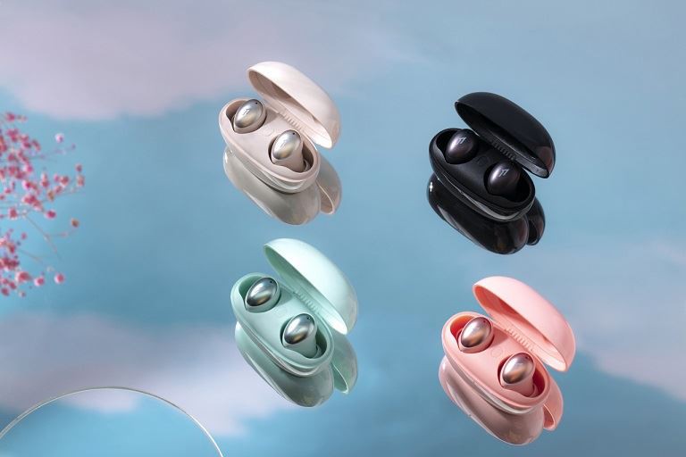 Как щифтът за зареждане се прилага към TWS слушалките или наушниците?