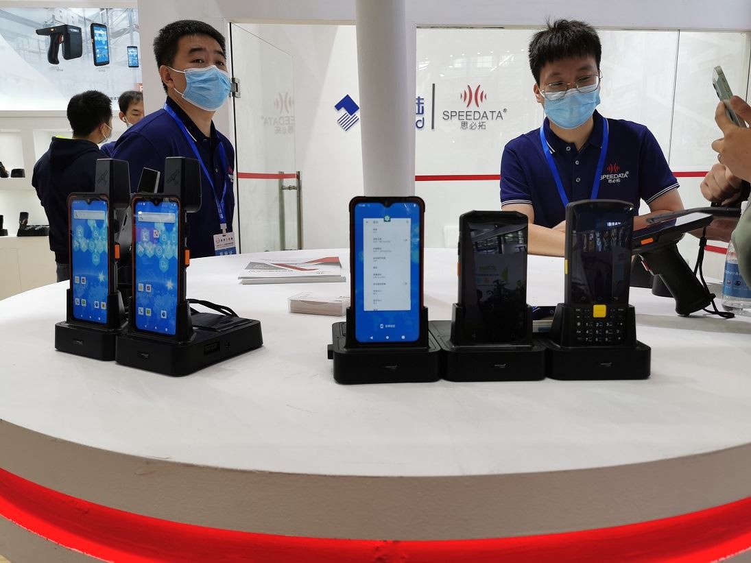 Щифтът Pogo за зареждане с висок ток се прилага към PDA